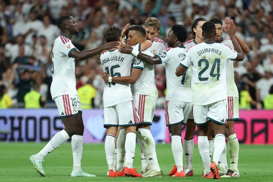 Elenco do Real Madrid comemorando gol do Mbappé contra o Real Sociedad