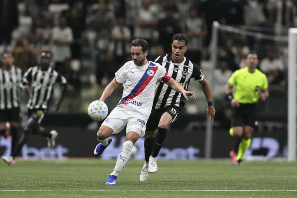 Reinier jogador do Atletico-MG disputa lance com Everton Ribeiro jogador do Bahia durante partida no estadio Arena MRV pelo campeonato Brasileiro A 2026.