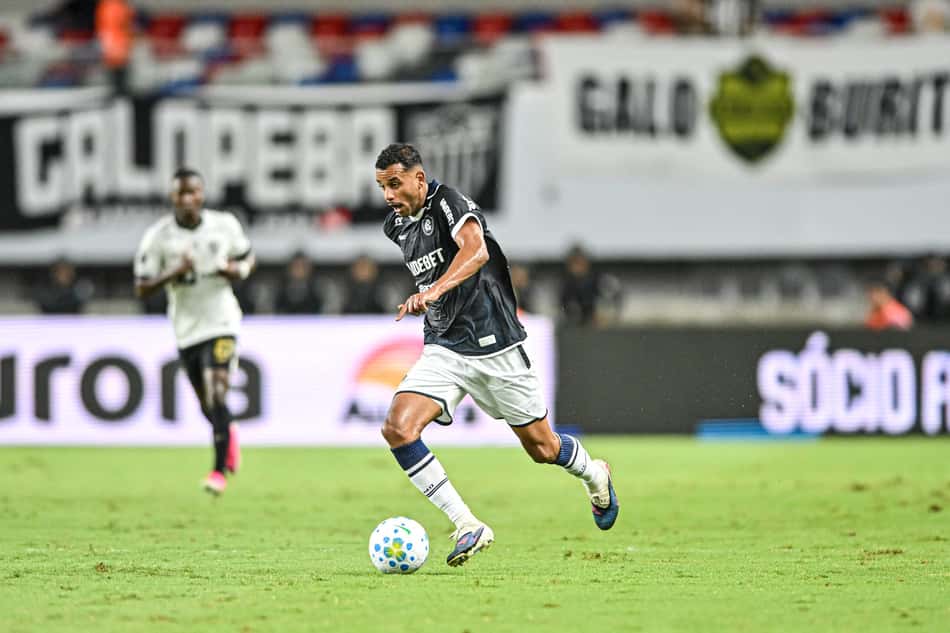 Jogador do Remo em ação contra o Atlético Mineiro