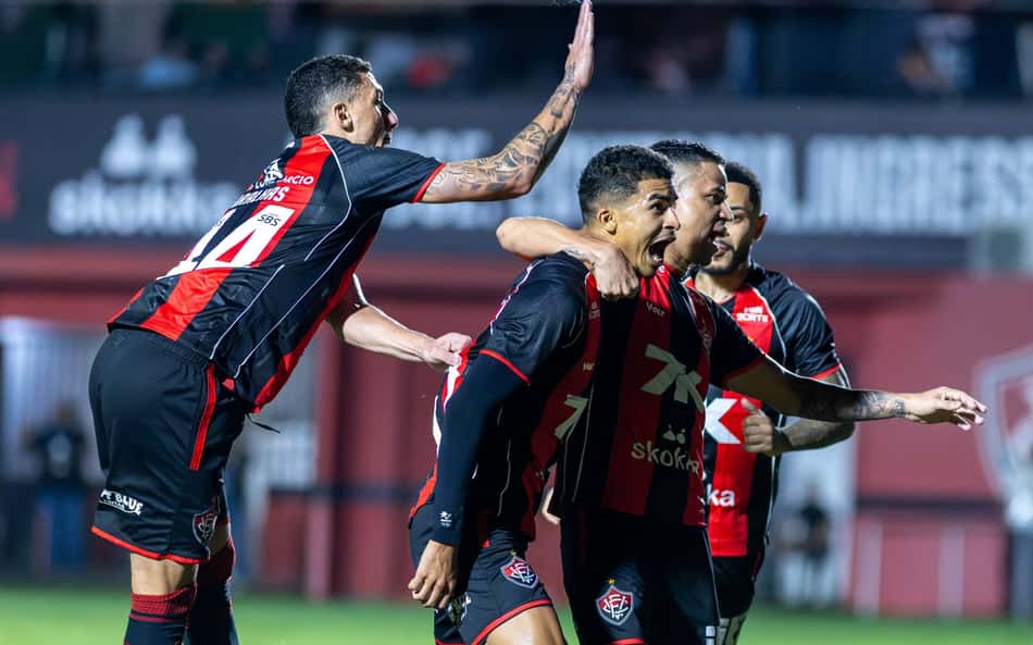 Renê comemora gol pelo Vitória