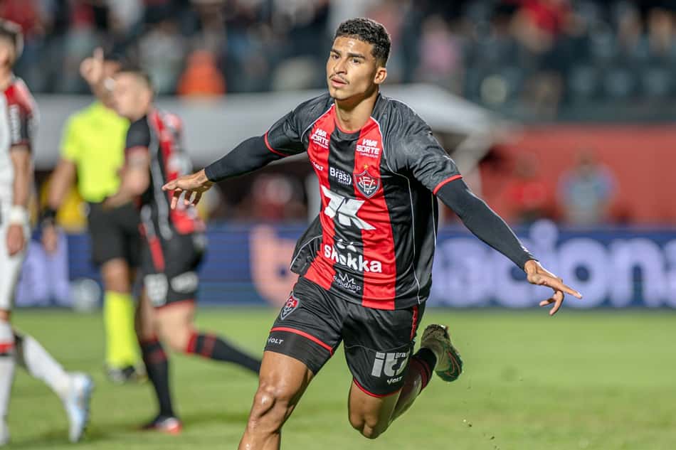 Renê comemora gol em Vitória x Athletico