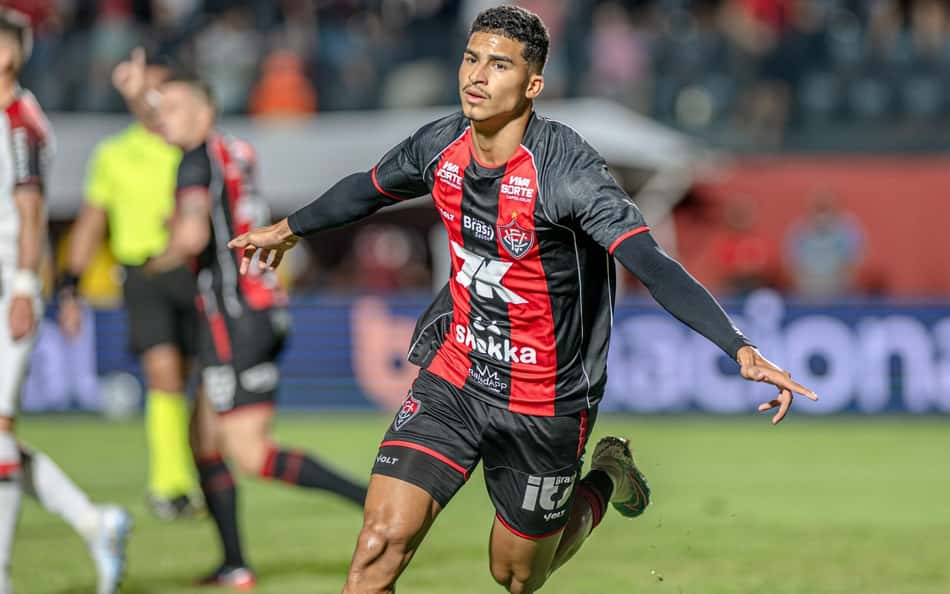 Renê comemora gol em Vitória x Athletico
