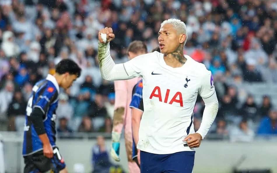 Richarlison com punho erguido comemora gol pelo Tottenham contra o Auckland FC