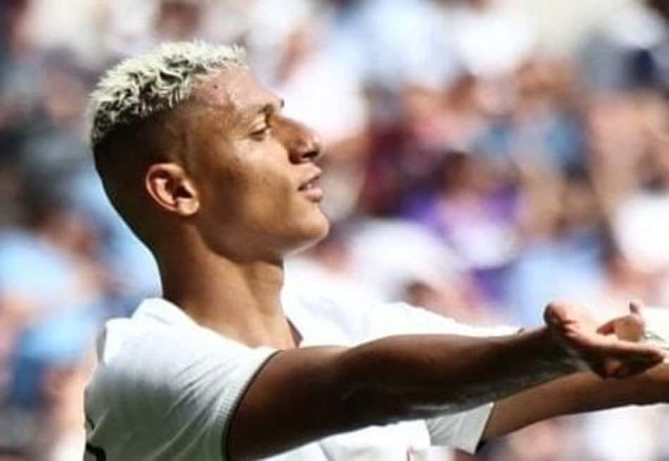 Richarlison celebra gol em amistoso de pré-temporada do Tottenham
