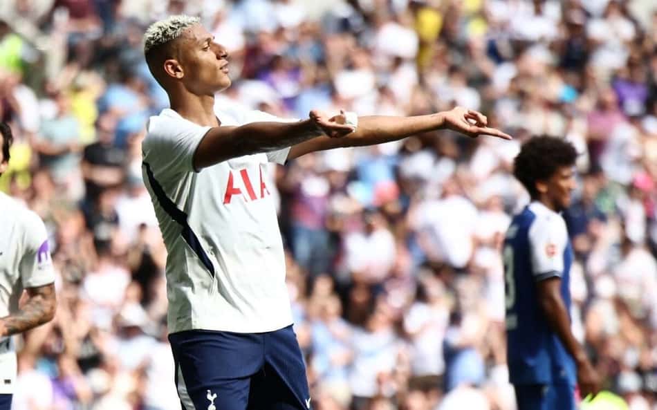 Richarlison celebra gol em amistoso de pré-temporada do Tottenham