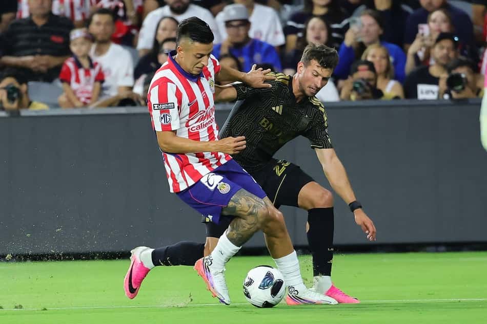 Roberto Alvarado disputa a bola com jogador do Los Angeles FC em jogo da Leagues Cup