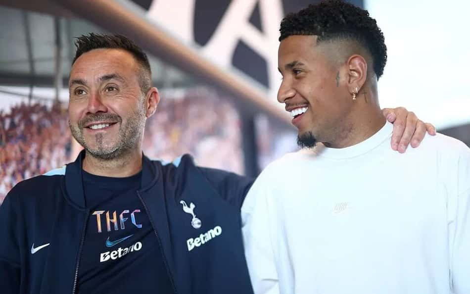 Roberto De Zerbi ao lado de Savinho na chegada do jogador ao Tottenham