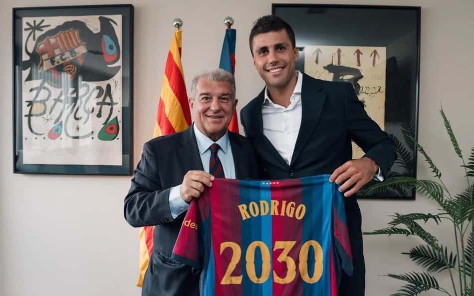 Rodri ao lado de Joan Laporta com a camisa do Barcelona e o número referente ao ano do fim de seu contrato
