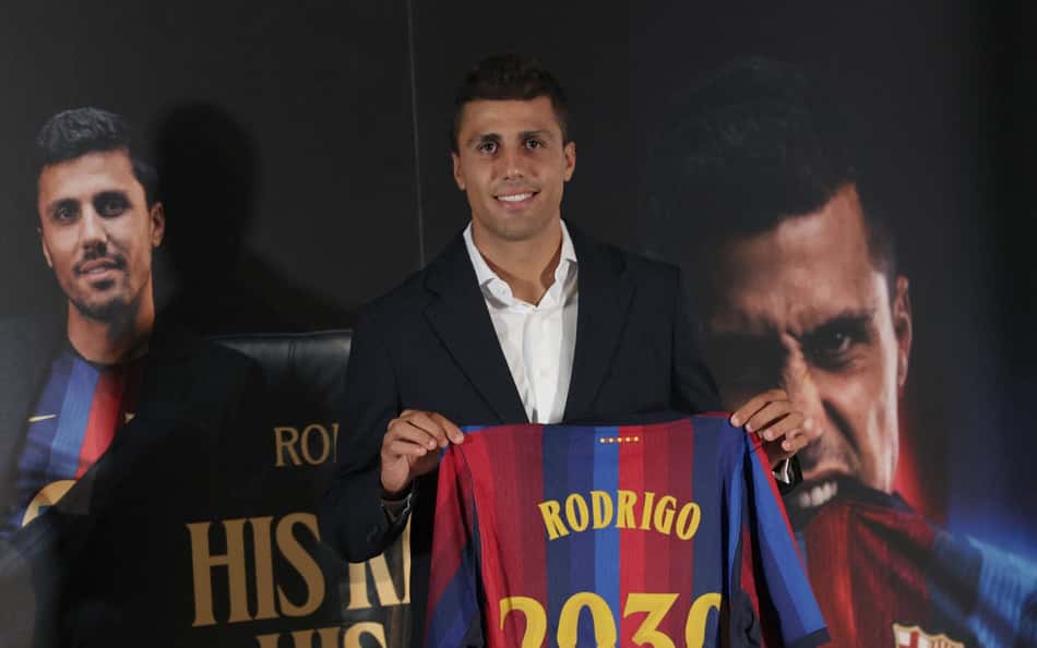 Rodri segura camisa do Barcelona