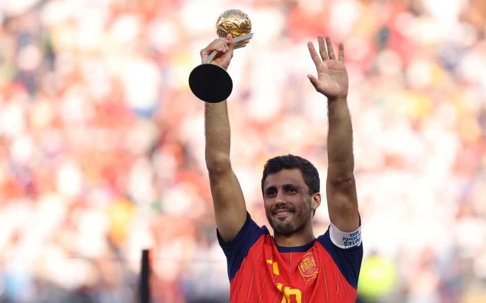 Rodri com o troféu de melhor jogador da Copa do Mundo de 2026