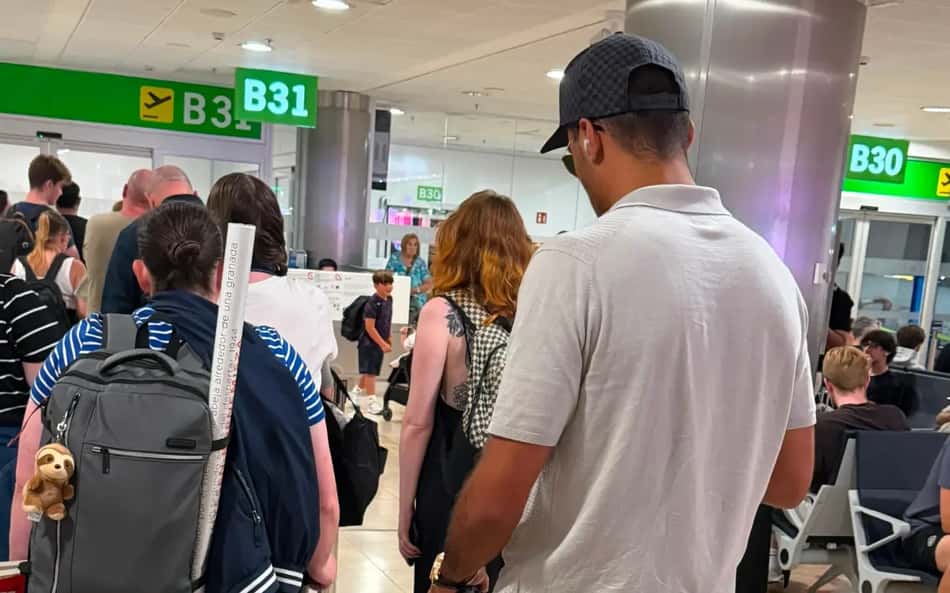 Rodri é flagrado em fila de embarque