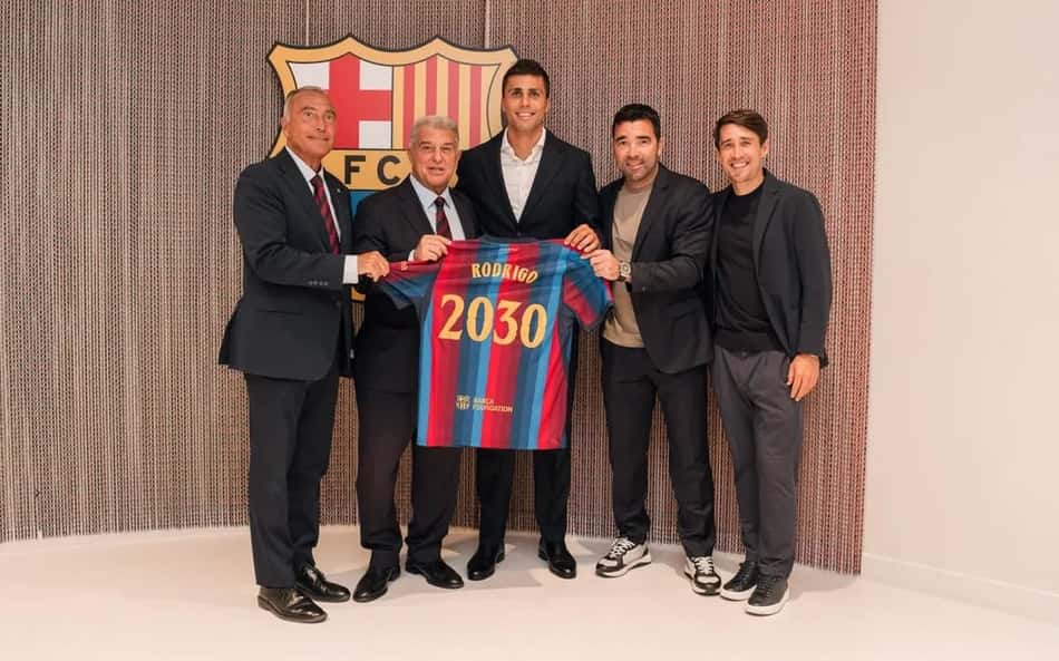 Rodri posa ao lado de Deco, Laporta e outros dirigentes do Barcelona