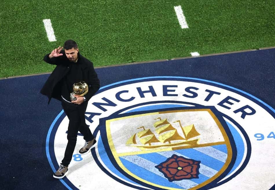 Rodri recebeu a bola de ouro no estádio do Manchester City