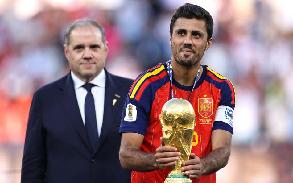 Rodri segura o troféu da Copa do Mundo após a vitória da Espanha sobre a Argentina na final