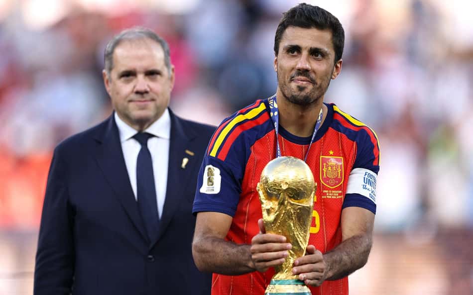 Rodri segura o troféu da Copa do Mundo após a vitória da Espanha sobre a Argentina na final