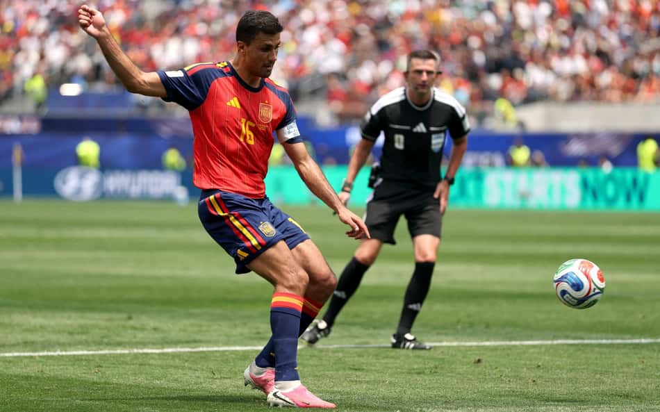 Rodri, volante da Espanha, faz lançamento durante jogo contra a Bélgica nas quartas de final da Copa do Mundo