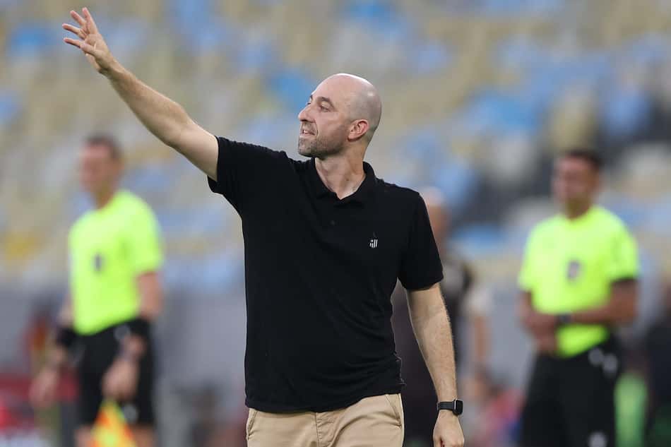 Rodrigo Bellão apontando para o campo