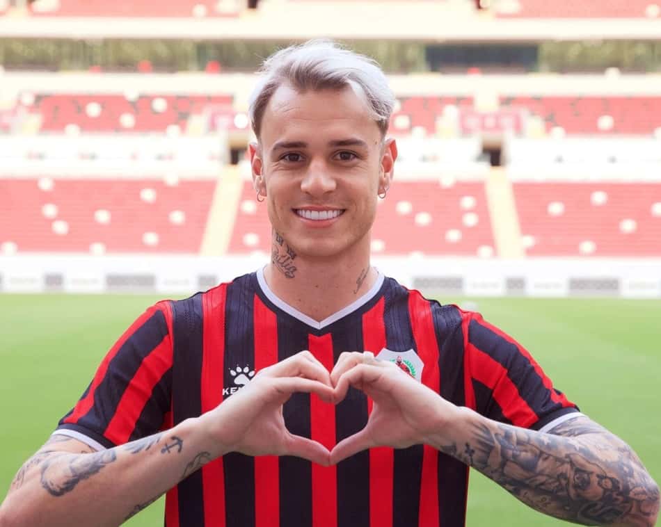 Róger Guedes faz sinal de coração com a camisa do Al Rayyan SC