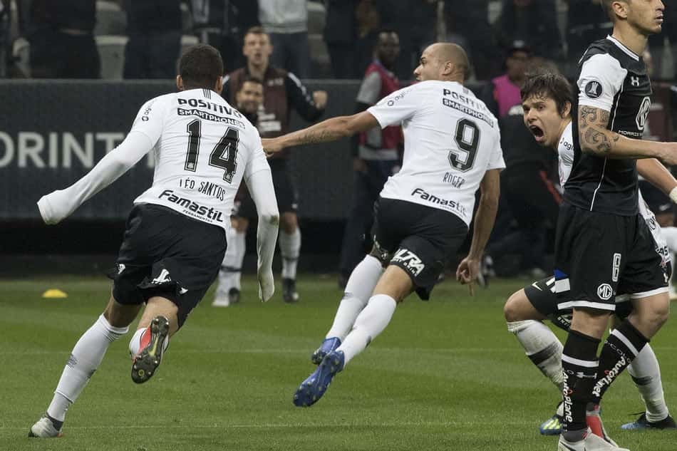 Atacante Roger comemora gol