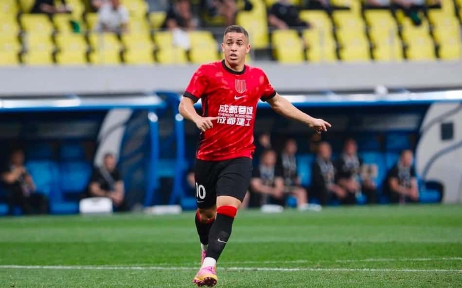 Rômulo em ação pelo Chengdu Rongcheng, da China