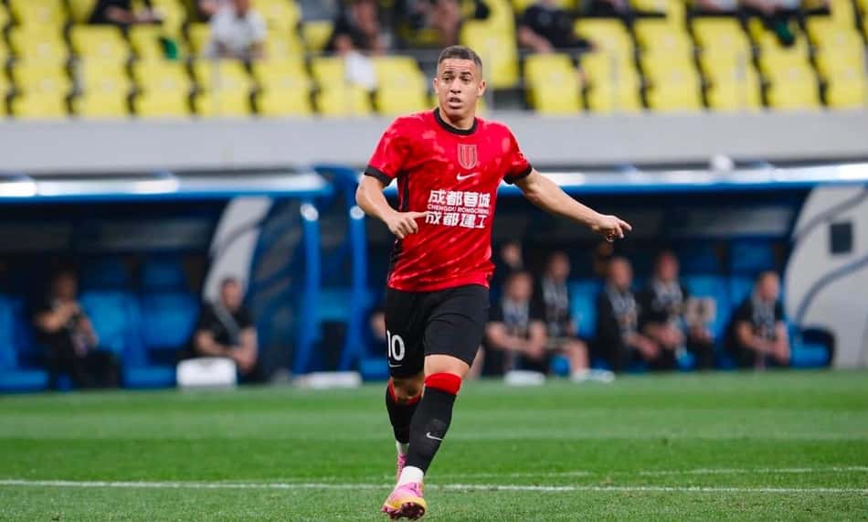 Rômulo em ação pelo Chengdu Rongcheng, da China