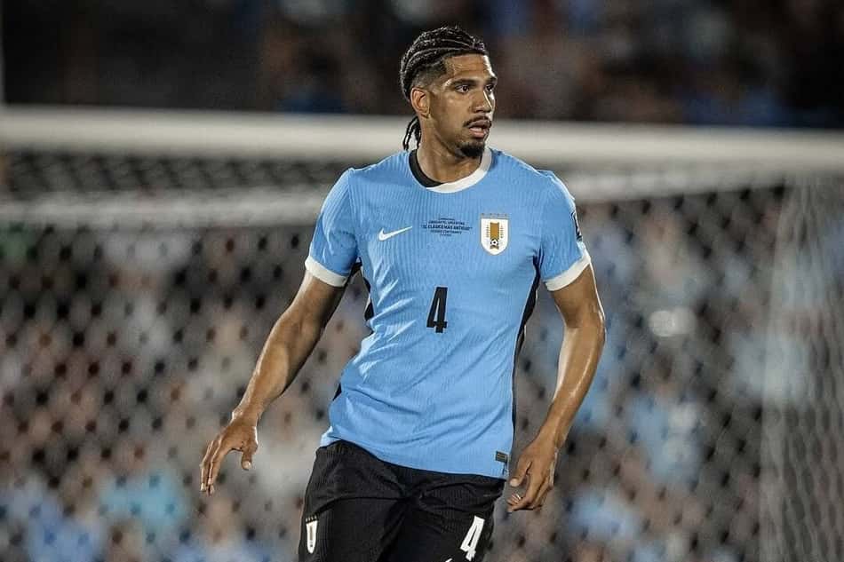 Araujo carregando a bola olhando para frente jogando pelo Uruguai