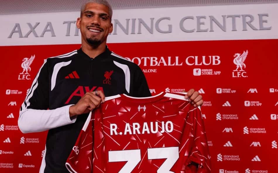 Ronald Araújo com a camisa de número 33 que usará no Liverpool