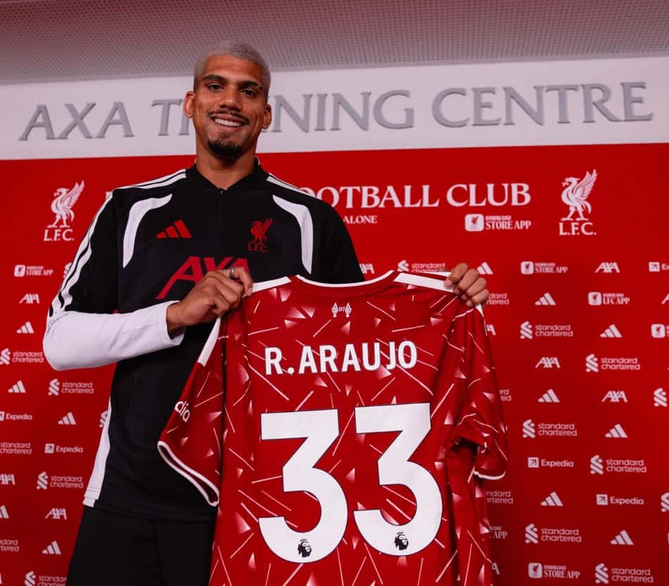 Ronald Araújo com a camisa de número 33 que usará no Liverpool