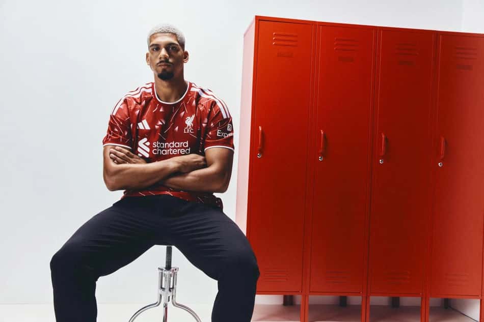 Ronald Araújo com a camisa do Liverpool em seu anúncio