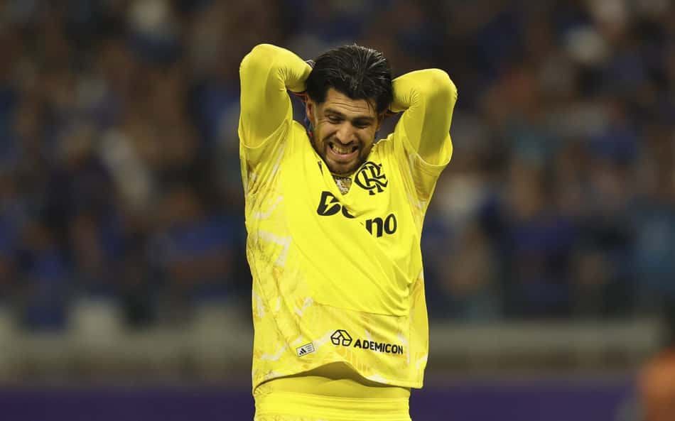 Rossi se lamentando após gol tomado em Flamengo e Cruzeiro pela Libertadores