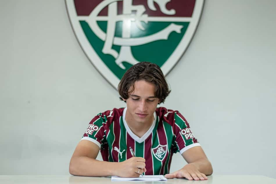 Ruan assina renovação contrato com o Fluminense