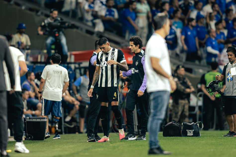 Ruan levado ao hospital (Foto: Pedro Souza / Atlético)