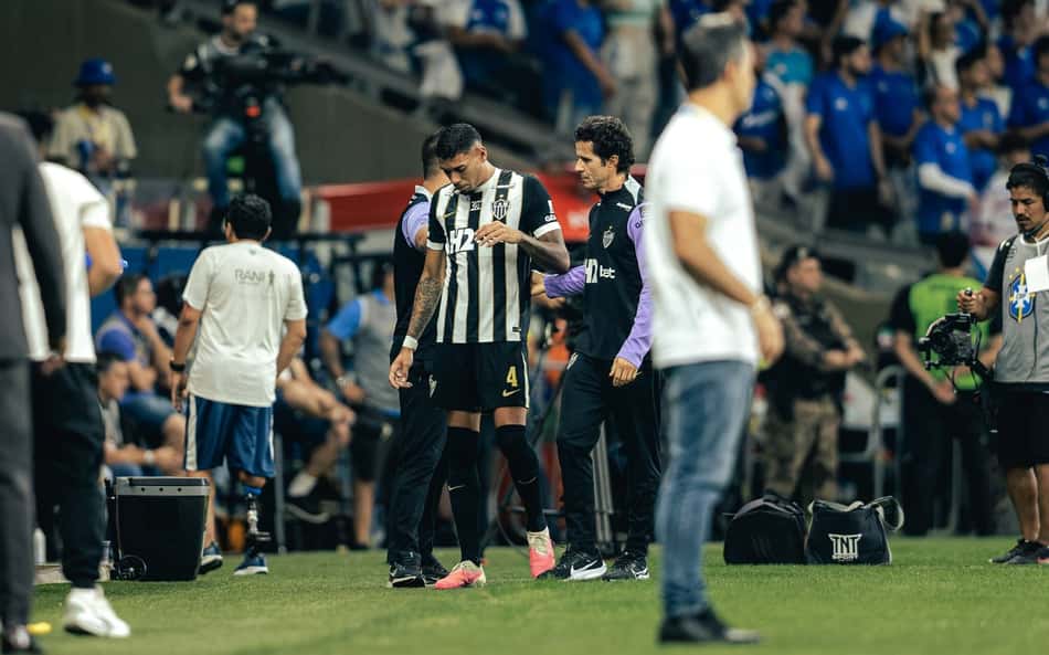 Ruan levado ao hospital (Foto: Pedro Souza / Atlético)