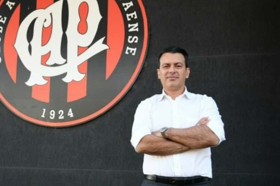 Rui Costa em frente ao escudo do Athletico-PR