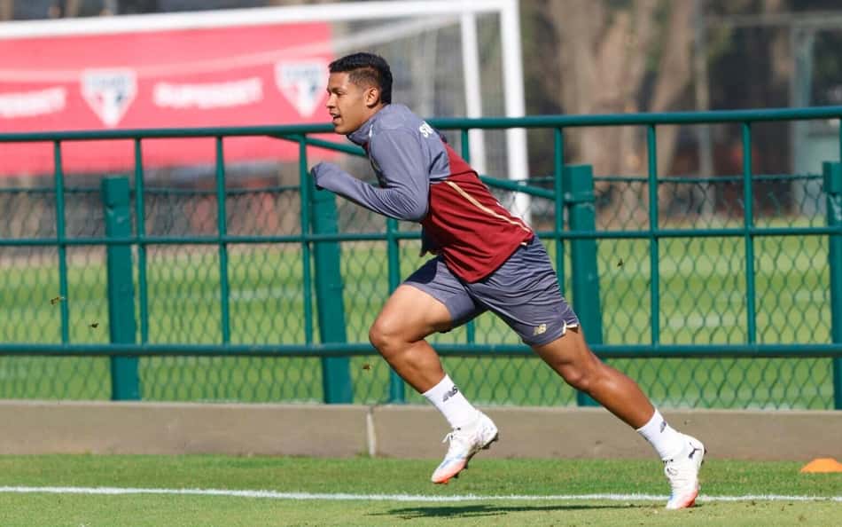Ryan Francisco volta ao radar e disputa espaço no São Paulo