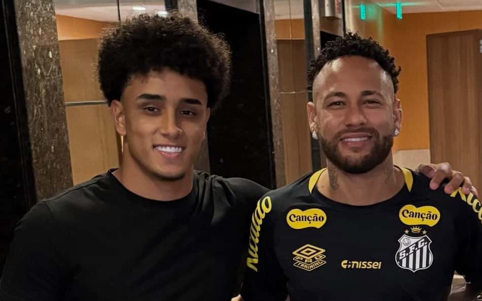 Ryan Roberto ao lado de Neymar