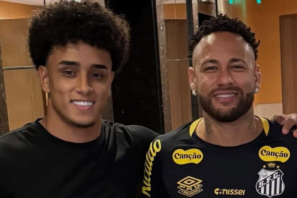 Ryan Roberto ao lado de Neymar