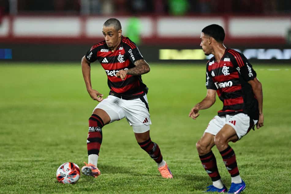 Ryan Roberto correndo com companheiro de equipe ao lado