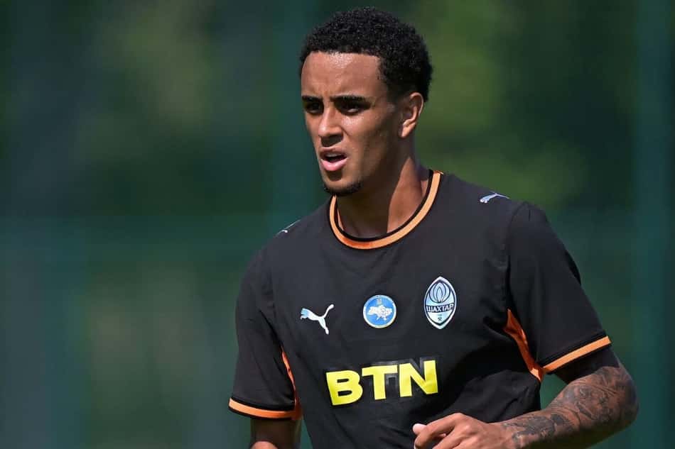 Ryan Roberto com camisa preta e laranja do Shakhtar