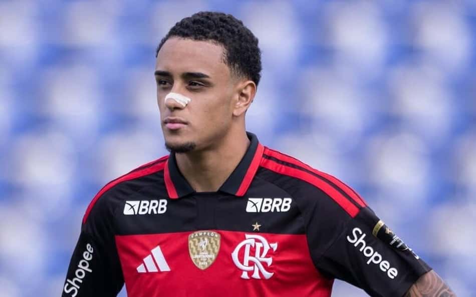 Ryan Roebrto com camisa do Flamengo com fita no nariz