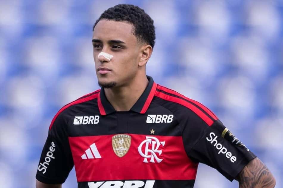 Ryan Roebrto com camisa do Flamengo com fita no nariz