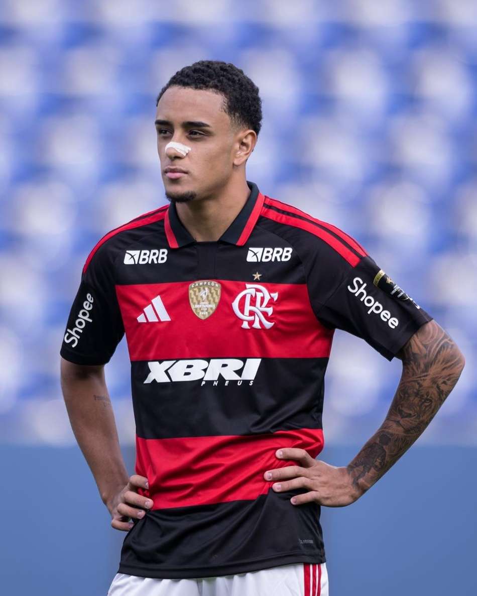 Ryan Roebrto com camisa do Flamengo com fita no nariz