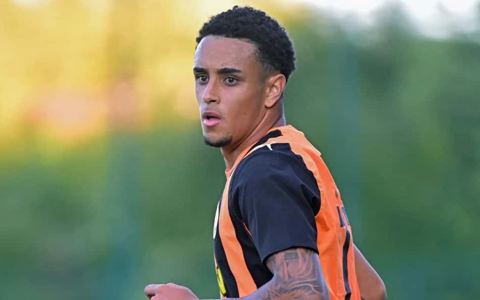 Ryan Roberto com camisa laranja e preta do Shakhtar