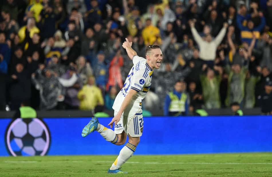 Santiago Ascacibar comemorando de braços abertos o gol do Boca Juniors sobre o Recoleta 