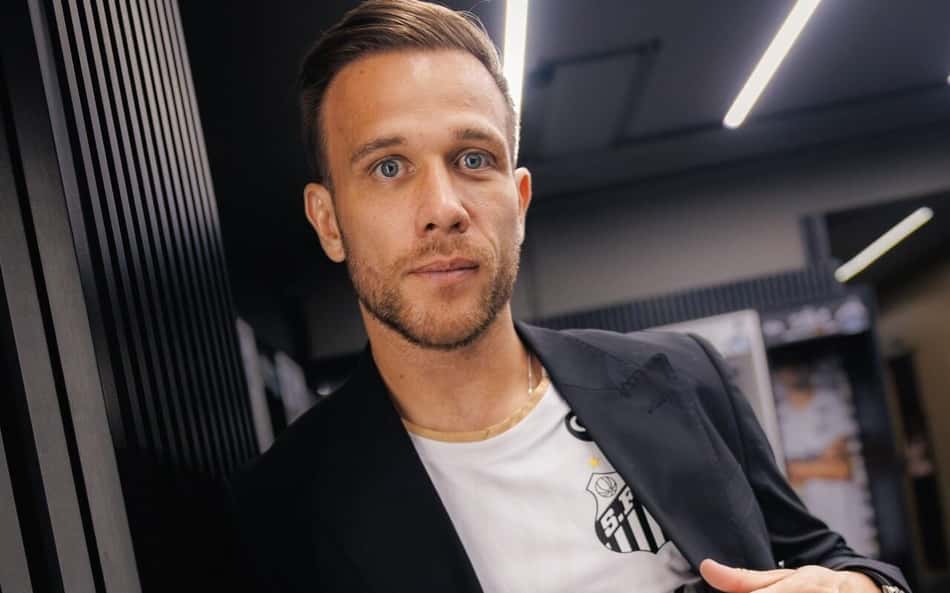 Arthur com a camisa do Santos