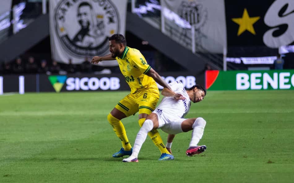 Jogadores de Santos e Mirassol em dividida