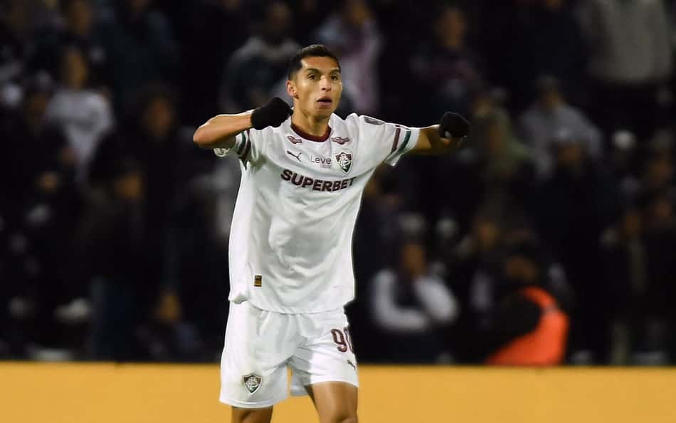 Kevin Serna de braços abertos com a camisa do Fluminense