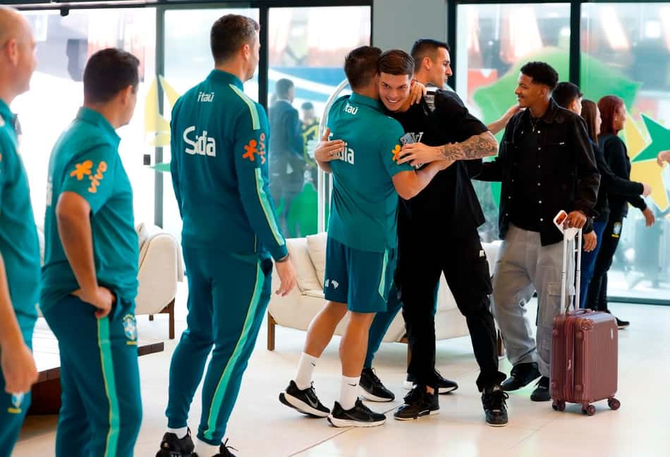 Jogadores chegando e cumprimentando os membros da comissão técnica