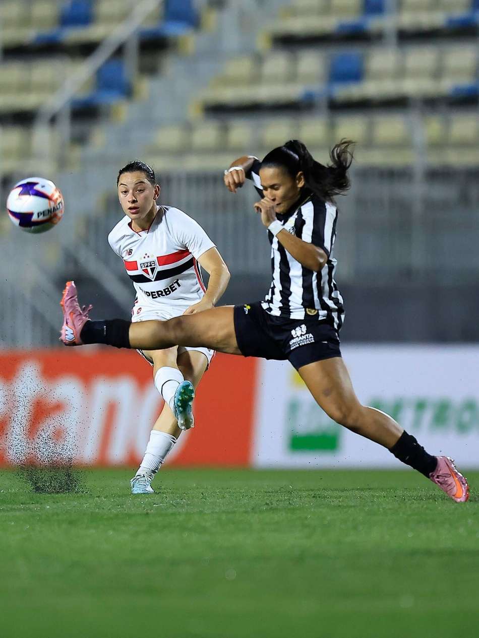 Jogadoras de Santos e São Paulo disputam a bola no confronto válido pelo Paulistão F