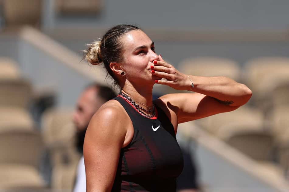 A bielorrussa Aryna Sabalenka comemora após vencer a espanhola Jessica Bouzas Maneiro em partida de simples feminina no terceiro dia do torneio de tênis de Roland Garros, na quadra Philippe-Chatrier, em Paris
